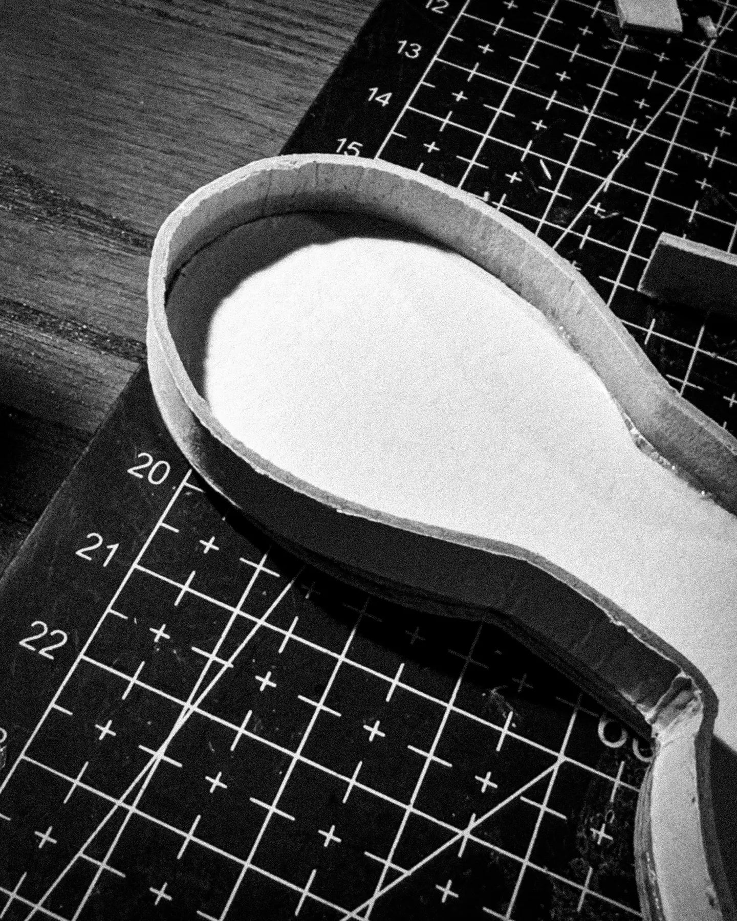 A strip of cardboard glued on edge around a curved outline, forming the side wall of a relief